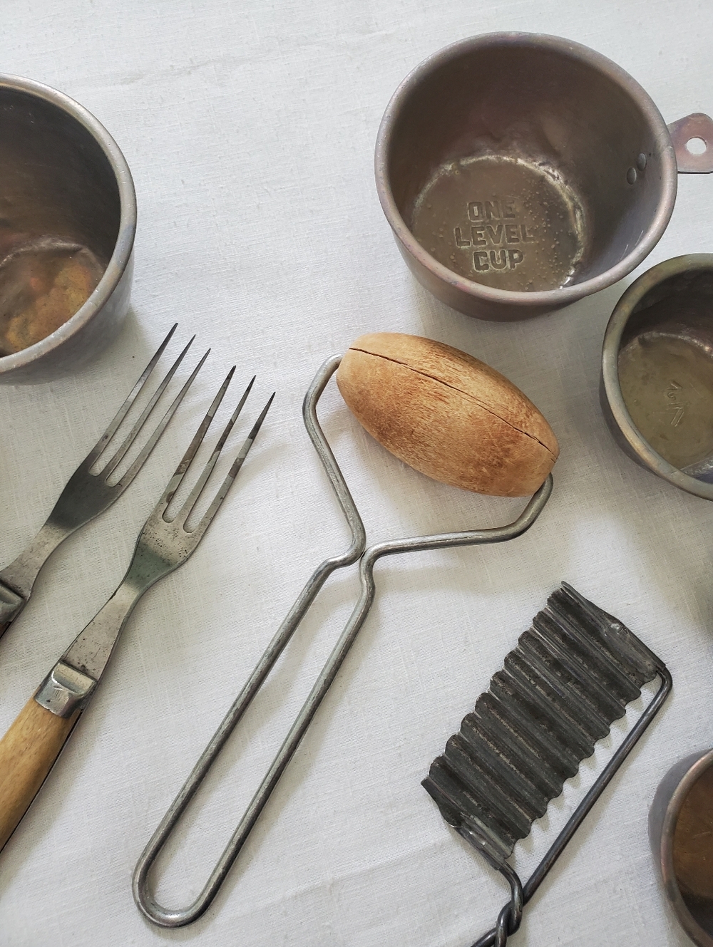 Vtg Lot of Kitchen Tools Garnisher Dough Roller 2 3 Tine Forks Set Measure Cups - Picture 2 of 13